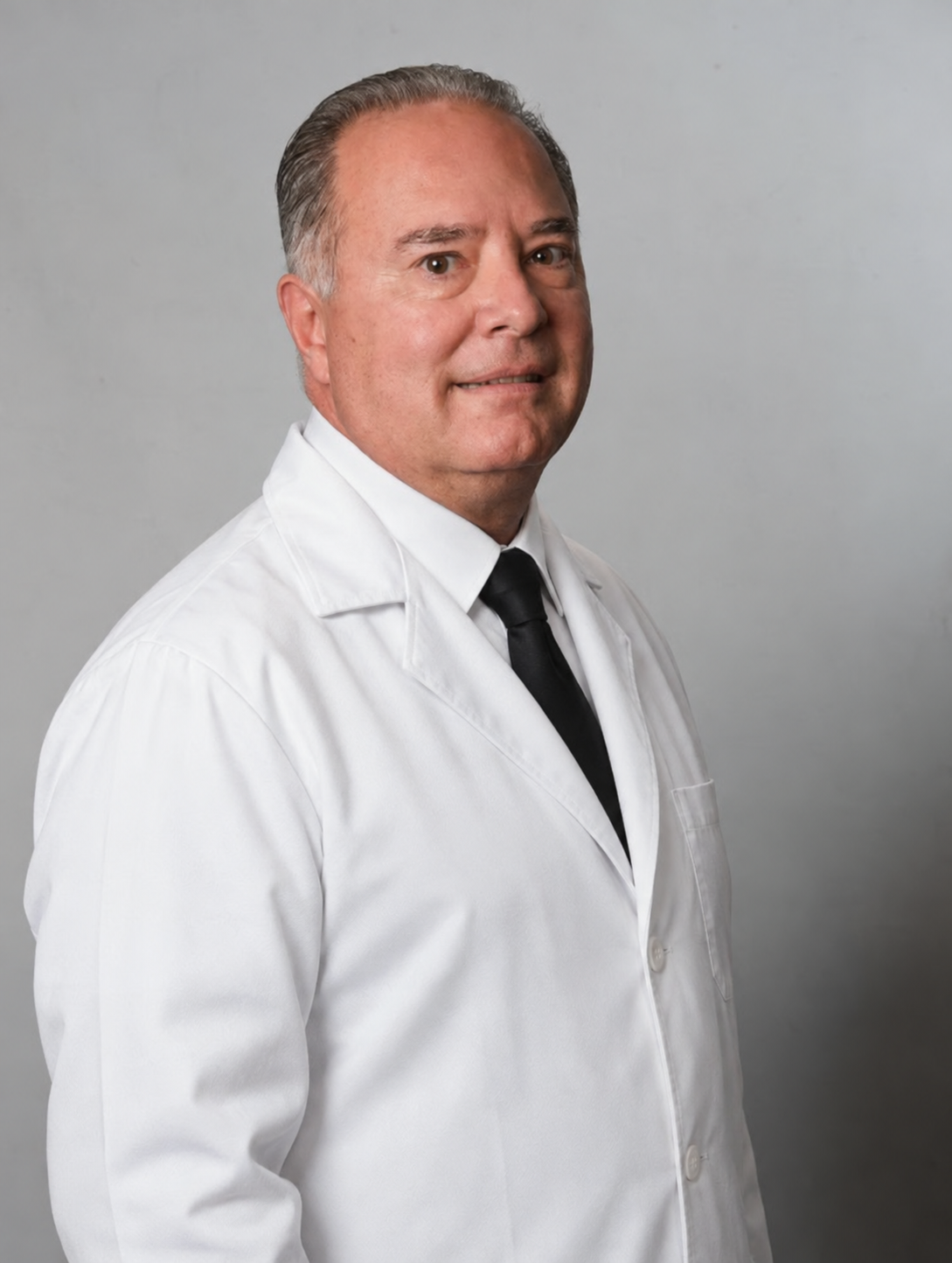 Dr. Leôncio Queiroz Neto, médico oftalmologista em Campinas, de jaleco branco